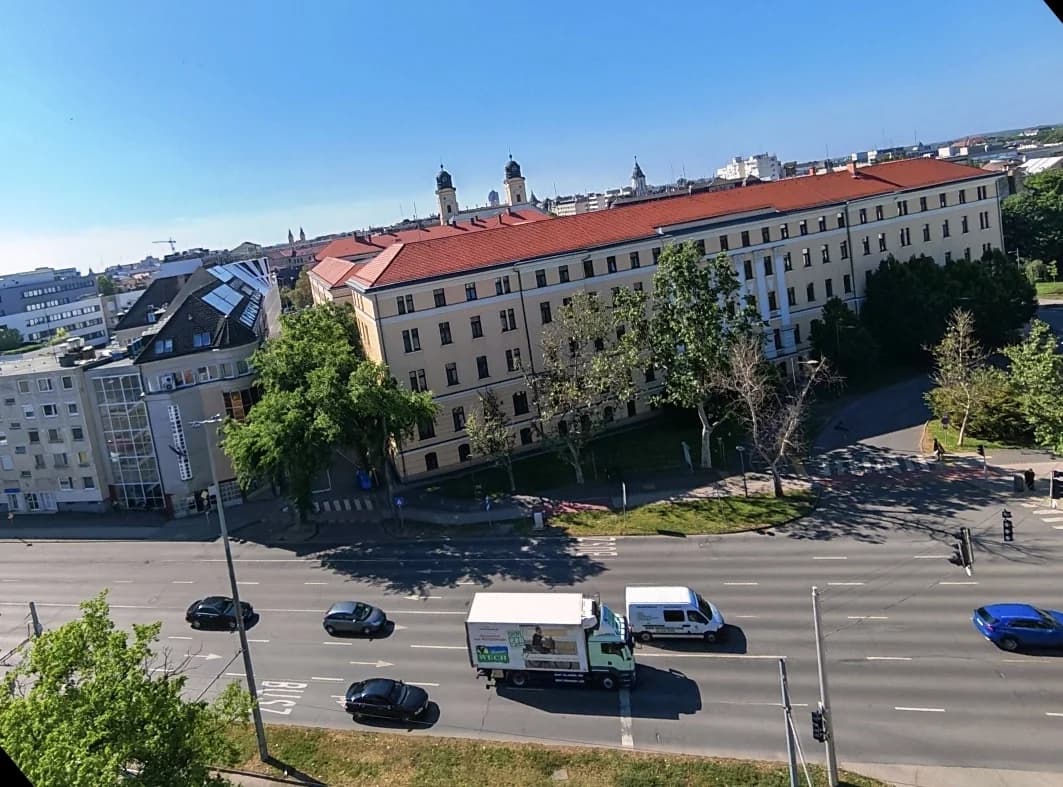 Felújított 3 szobás lakás a Pláza mellett